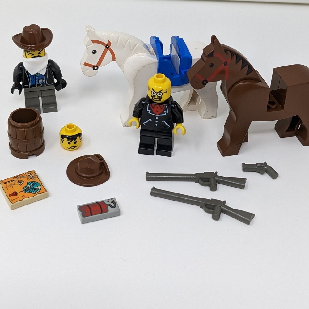 Lego Vintage Minifigures Horses Cowboy Adventures Parts Pieces - Picture 1 of 4